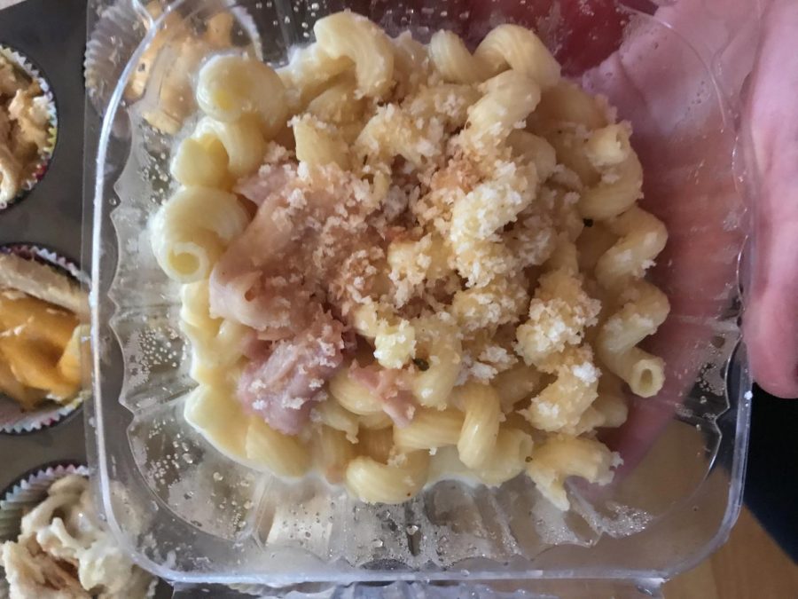 Mac and cheese with ham and breadcrumbs on top.