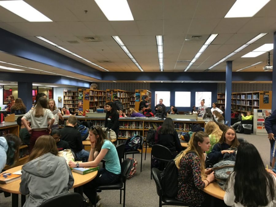 Students gather around the library tables during Mustang Block. There is controversy over the noise level within the library at this time as many students want a quieter space to work in. (Photo by Megan Jenkins)