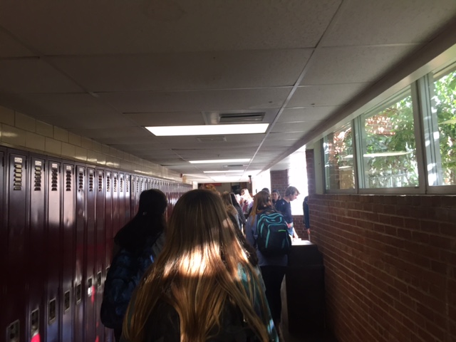 Students+walking+through+the+halls+during+passing+period.
