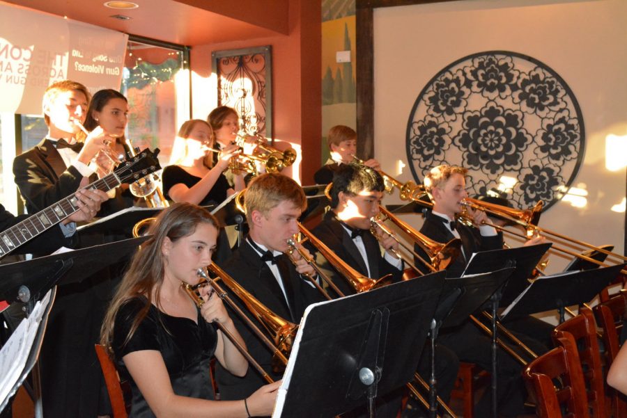 A group of Mason students performing a jazz ensemble at a restaurant.