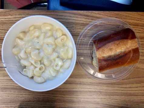 macaroni and cheese and a baguette 