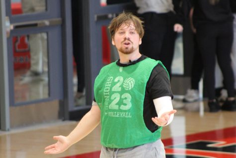 SCA hosts student-staff basketball game
