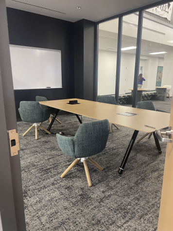Scheduled spaces, such as this third floor conference room, used to be full of students collaborating and using the provided whiteboards. However, most of the rooms are left empty this year as students are not able to access them without a teachers key. (Photo by Arianna Vargas)