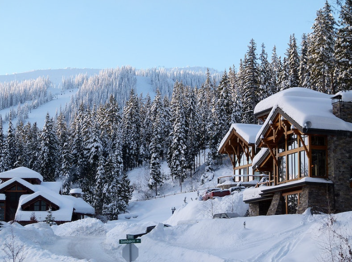 The Ski Chalet on snow mountain at Wisp Resort. (Photo via Raw Pixel)