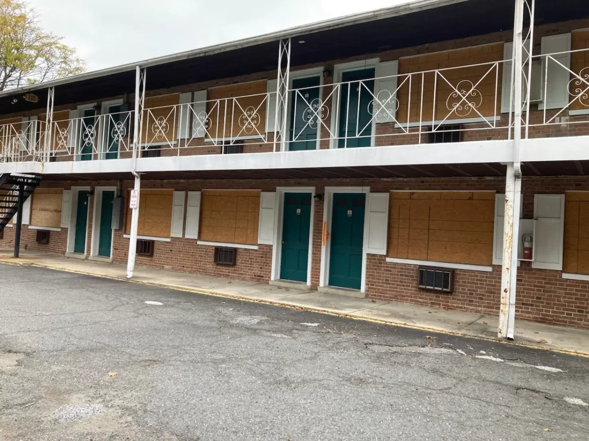 The unoccupied Stratford Motor Lodge currently sits at the corner of West Broad Street. (photo via Patch)