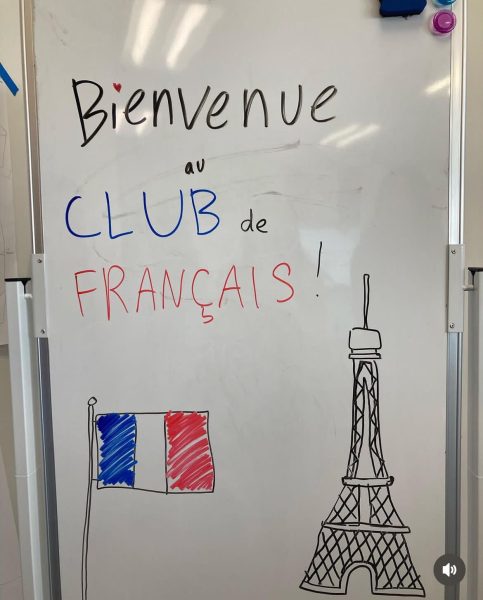 The leadership team set up a welcoming whiteboard for the clubs new members.
(Photo via meridianfrench_club)
