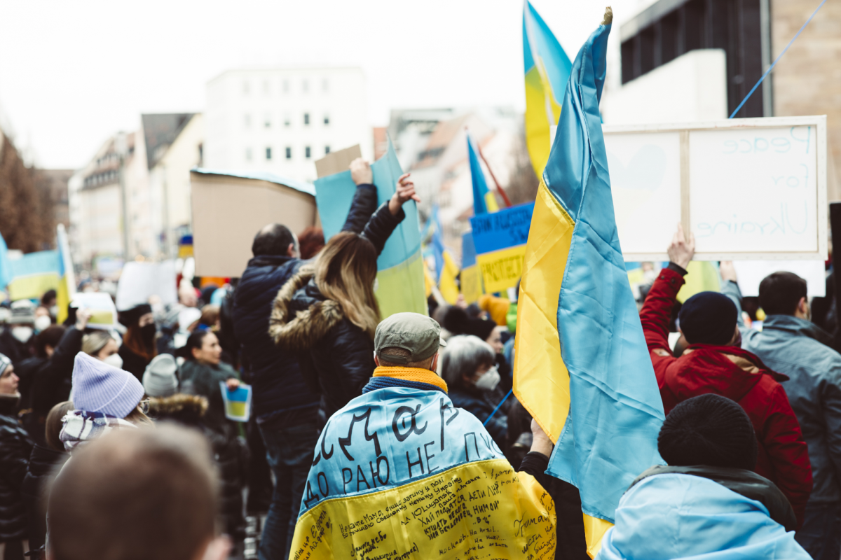 Protestors+show+their+opposition+to+Russia%E2%80%99s+attacks+on+Ukraine%2C+as+war+rages+on+between+the+two.+%28Photo+by+Marcus+Spiske%29