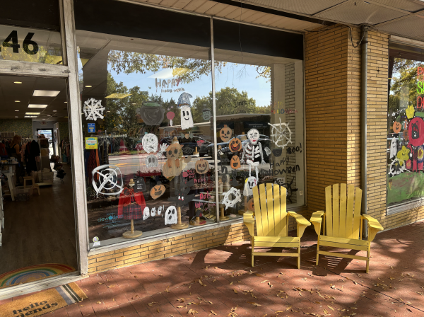  Lemon Lane Consignment’s front window is decorated for the spooky season with Halloween figures. (Photo by Margaret Ashbrook)