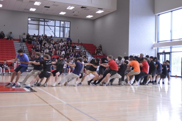  Seniors pull the weight in the infamous game of tug-of-war, winning every round. (Photo by Tessa Kassoff)