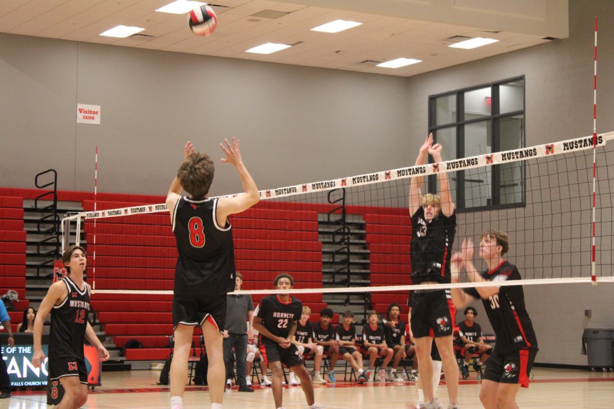  Senior Niko Lawson pushes the ball early in the 2nd set (Photo by Mattia Aramonte)