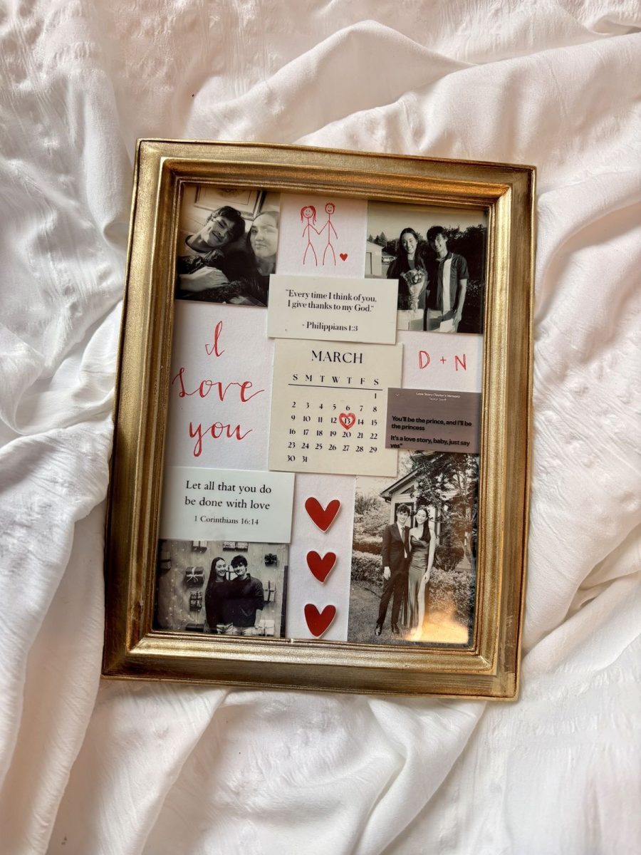 Scrapbook frames can contain photos, stickers and drawings. (Photo via Pinterest)